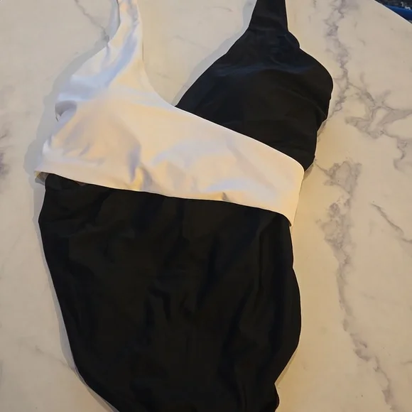 Raisins Curve Black Trendy Plus Size Colorblocked One Piece Swimsuit SZ:20W - Picture 5 of 12